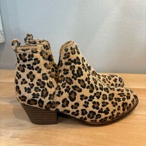 Women's 5.5 Faux Fur Leopard Cheetah Ankle Bootie Animal Print Almond Toe Boots